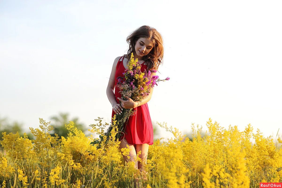 Следующая летняя. Мурат Кужахметов фотограф. Фотопортрет на поле с цветами. Летний букет для девочки. Женщина в желтом поле картина.
