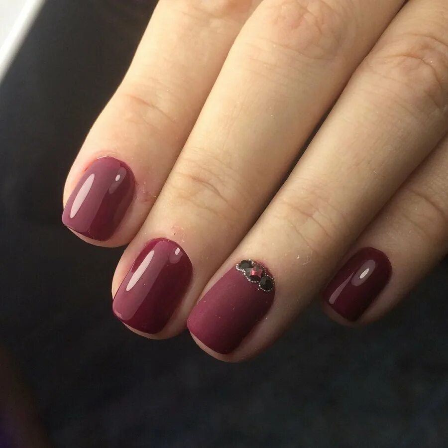 Маникюр бордовый с бежевым. Маникюр марсала 2022. Короткие ногти бордового цвета. Маникюр бордовый на короткие ног. Темно-красный маникюр на короткие ногти.