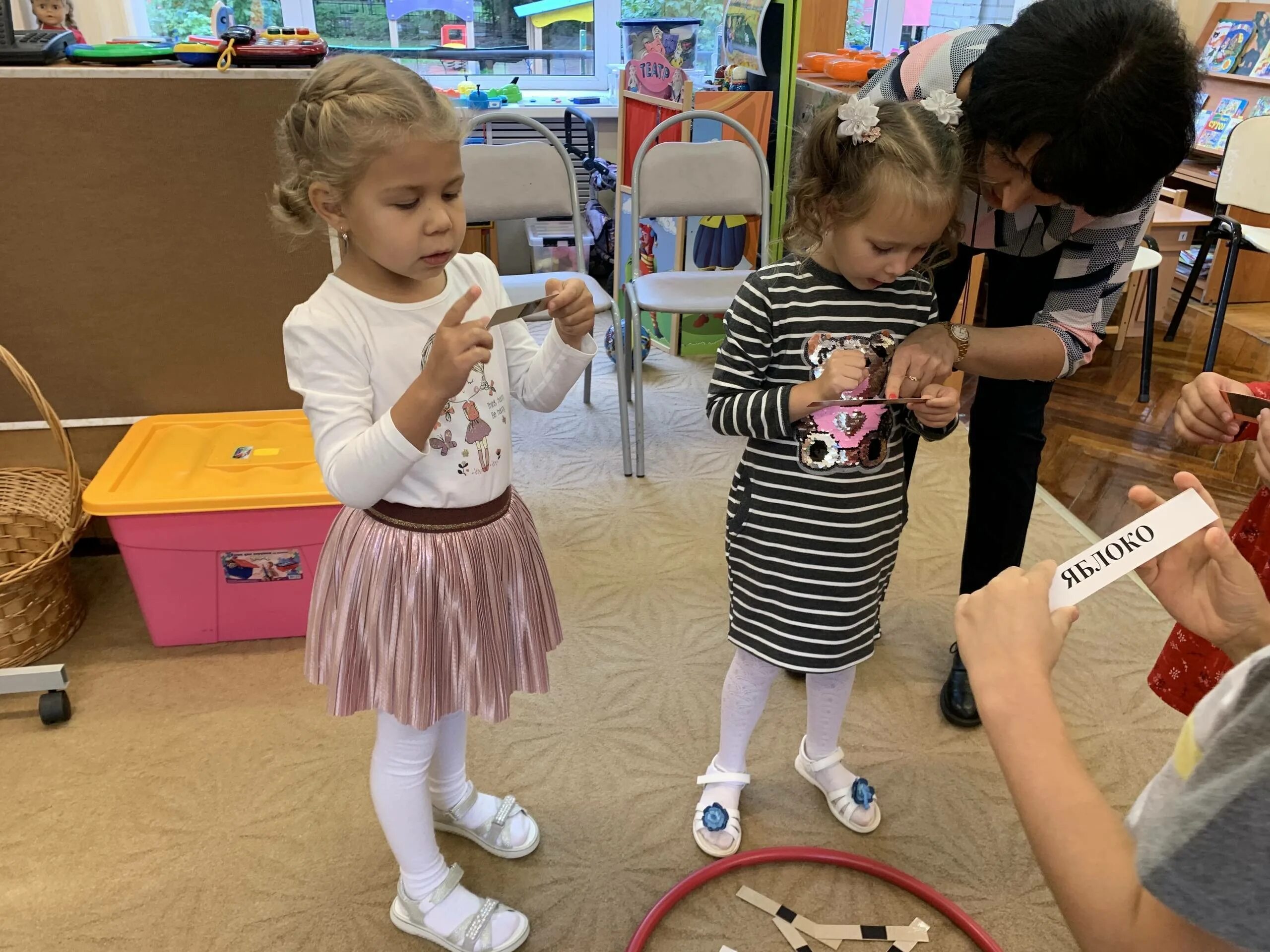 Реабилитация слабослышащих с детьми. Сад для детей с нарушением слуха. Сад для детей с нарушением слуха. Слабослышащие дети в детском саду. Кабинет для слабослышащих детей.