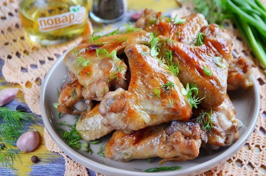 Мариновать курицу для духовки в соевом соусе. Куриные крылышки в медово-чесночном маринаде. куриные крылья в духовке. куриные крылышки в медово-соевом маринаде. курочка в медово-горчичном маринаде.