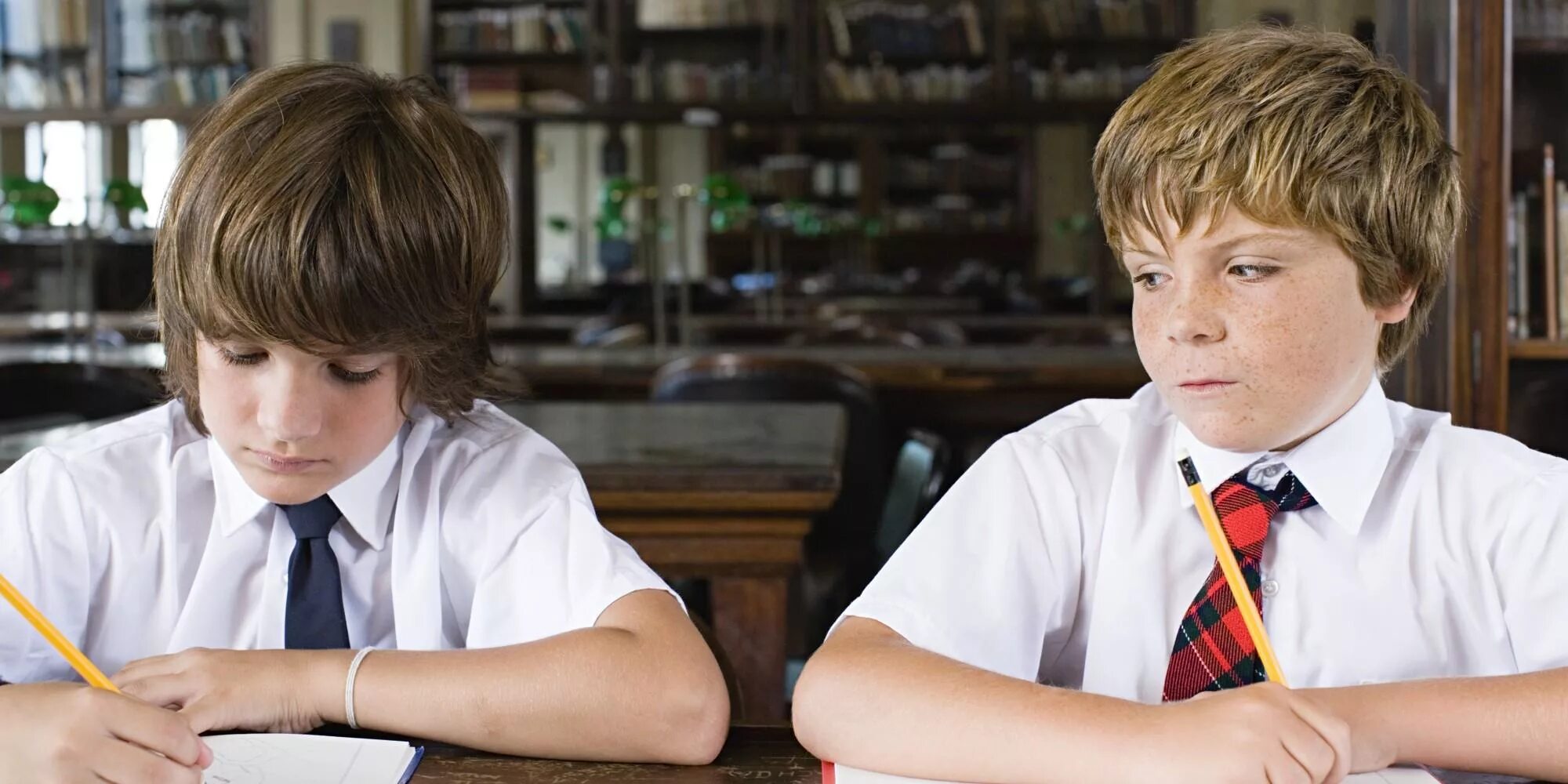 Списать домашнею работу. Списывание на уроке. Школьник списывает. Списать домашнею работу. Ученик.