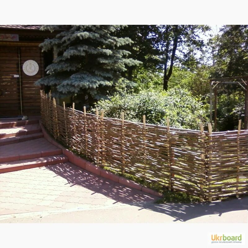 Декоративный забор из прутьев. Декоративный плетеный забор. плетеная изгородь. декоративный заборчик из веток. изгородь из прутьев.