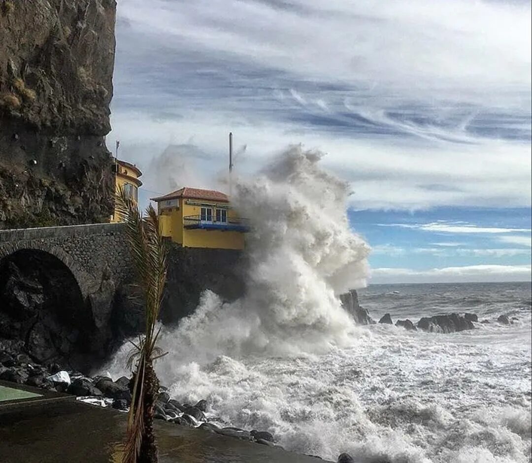 Мощные штормы. Мадейра шторм. Португалия-скалы шторм. Шторм на берегу. Ураган шторм.