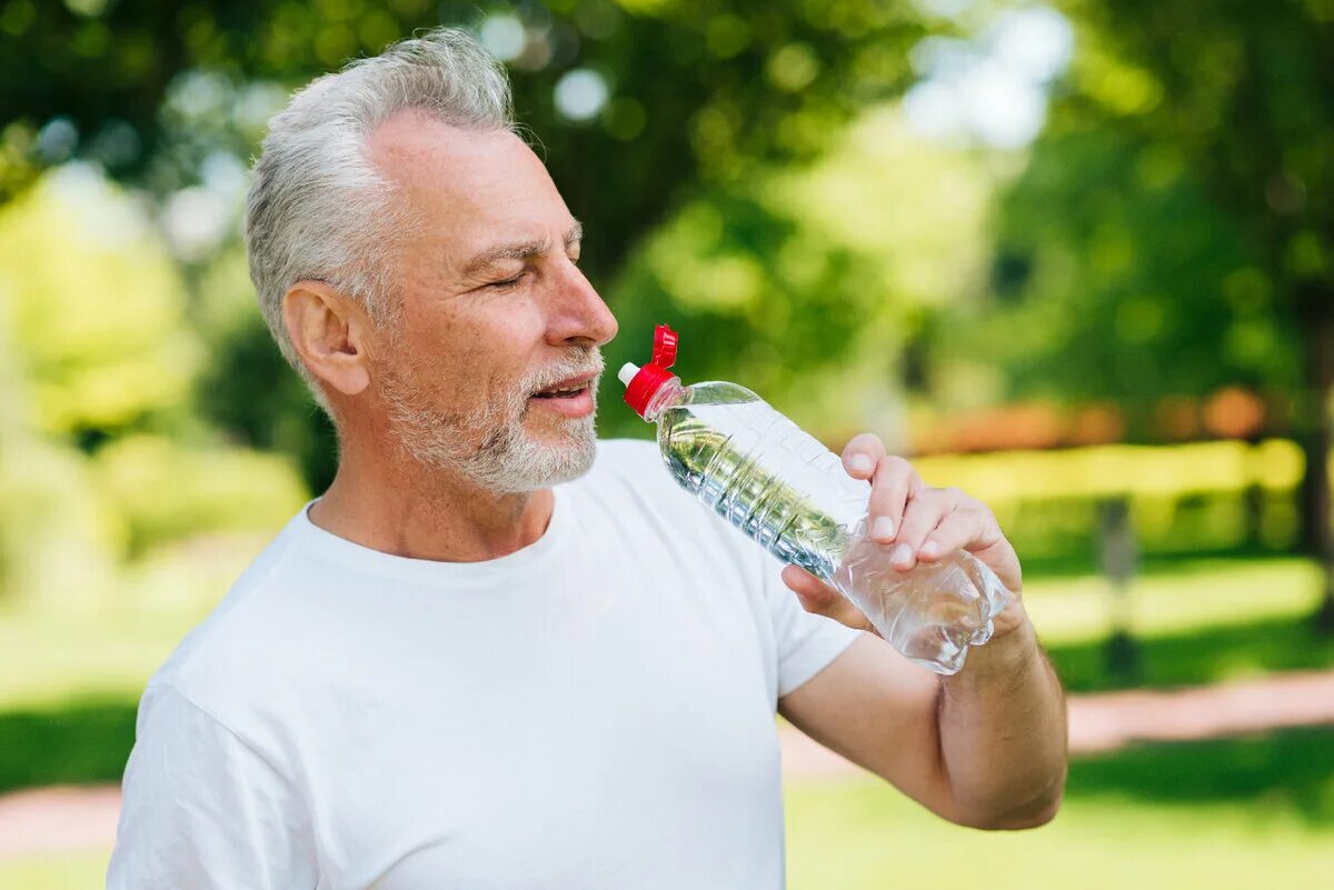 Like the old man. Пожилой мужчина около 70. Old man drinking Water. Мужчина пьет воду. Пожилой мужчина в воде.