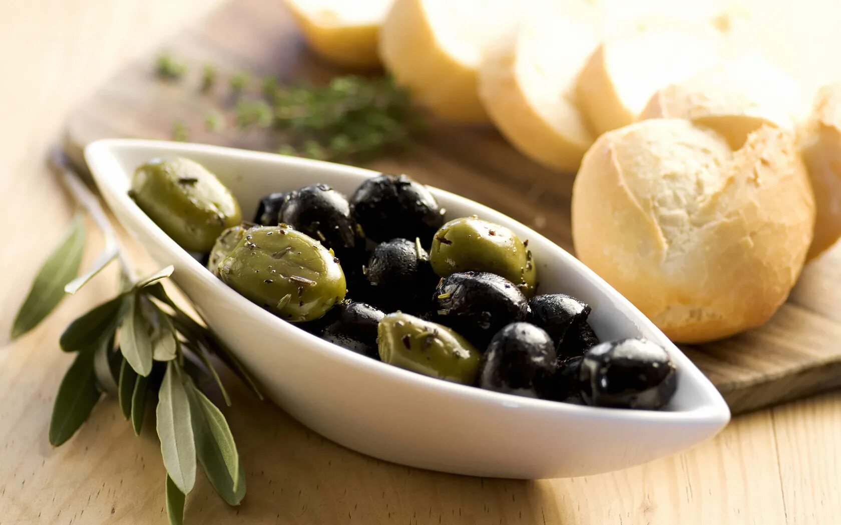 Оливки и маслины. Греческий с маслинами и оливками. Оливки и маслины Греция. Греческие оливки.