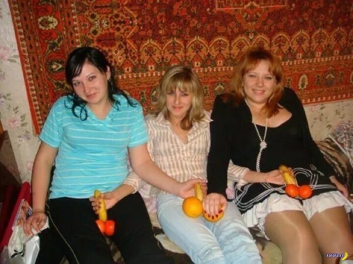 Мама продает фото дочери. Мамаши из соцсетей. Дети с огромным бюстом. Кормит грудью взрослого ребенка. Маленькая девочка с мамой.