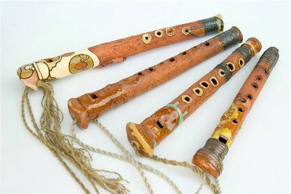 Глиняная флейта. Глиняная окарина. Славянская окарина. Маленький глиняный духовой музыкальный инструмент. Флейта окарина.