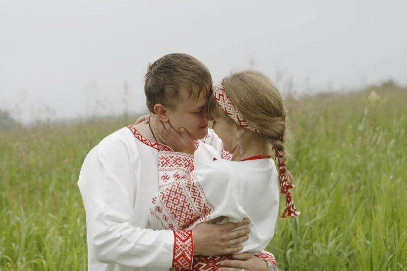 Радость славян. Влюбленные славяне. Славянские парень и девушка. Фотосессия в славянском стиле. Влюбленные славяне.