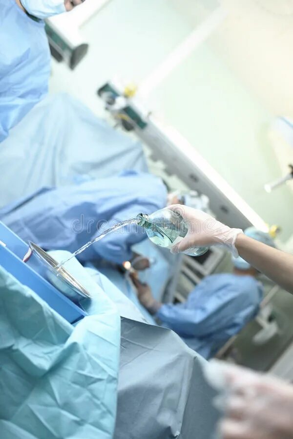 Время операции c. Человек во время операции. Как выглядит человек во время операции. Ассистирование во время операции.