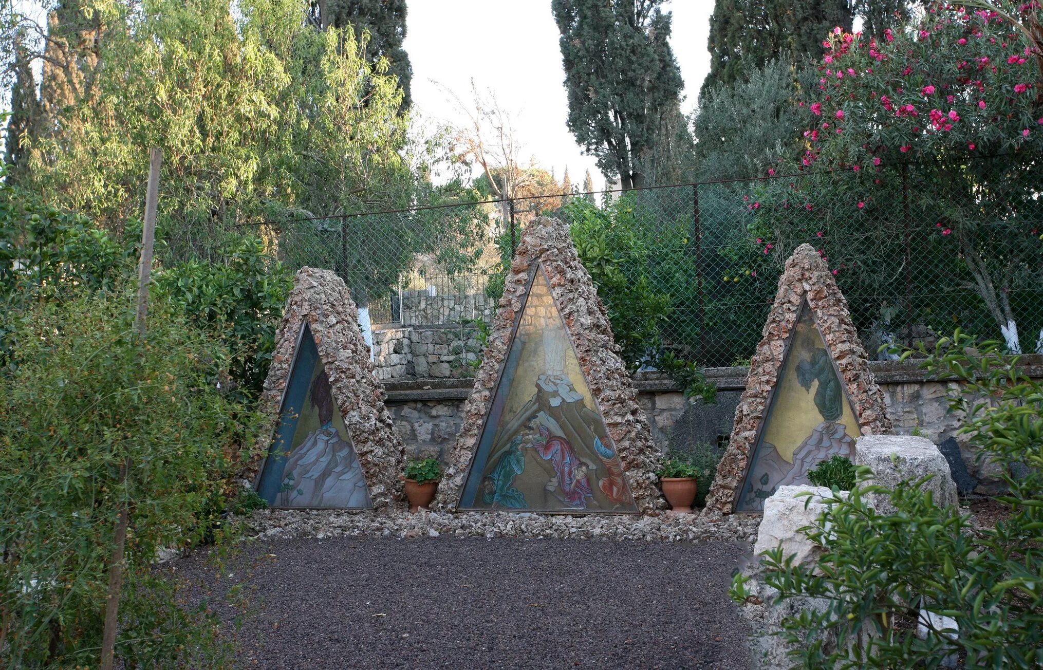 Гора фавор израиль монастырь преображения господня. Место преображения. Гора фавор преображение господне. Гора фавор храм преображения. Гора фавор израиль монастырь.