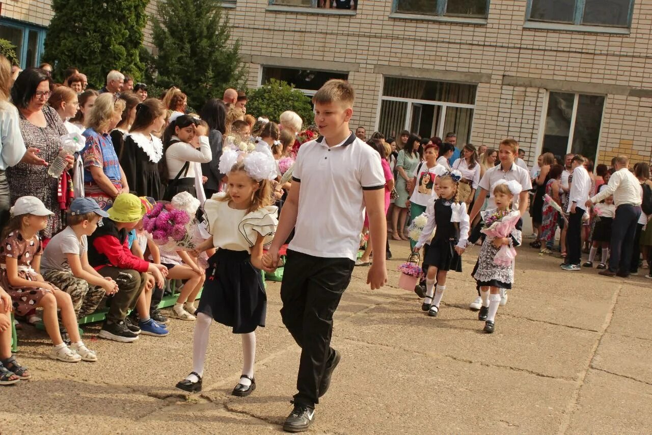 1 сентября можно взять выходной. 16 школа камышин. школьная линейка. торжественная линейка 1 сентября. линейка в школе.