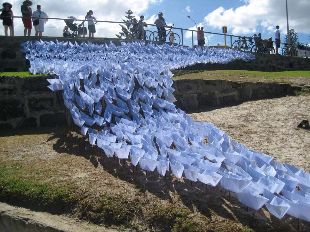 фреска сад с цветами. клумбы из пластиковых бутылок. набор бумаги "бабушкин сад". инсталляция из бумаги. бумага graphic 45 dazzle and delight.