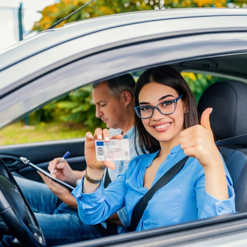 занятие с инструктором по вождению. инструктор по вождению автомобиля. уроки вождения. девушка водит машину. должны быть инструктора.