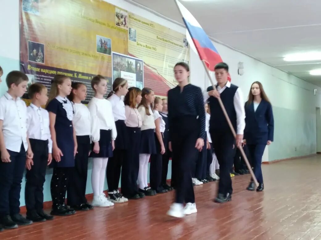 Линейка с флагом и гимном. Российская школа. школьная линейка. вынос флага в школе.