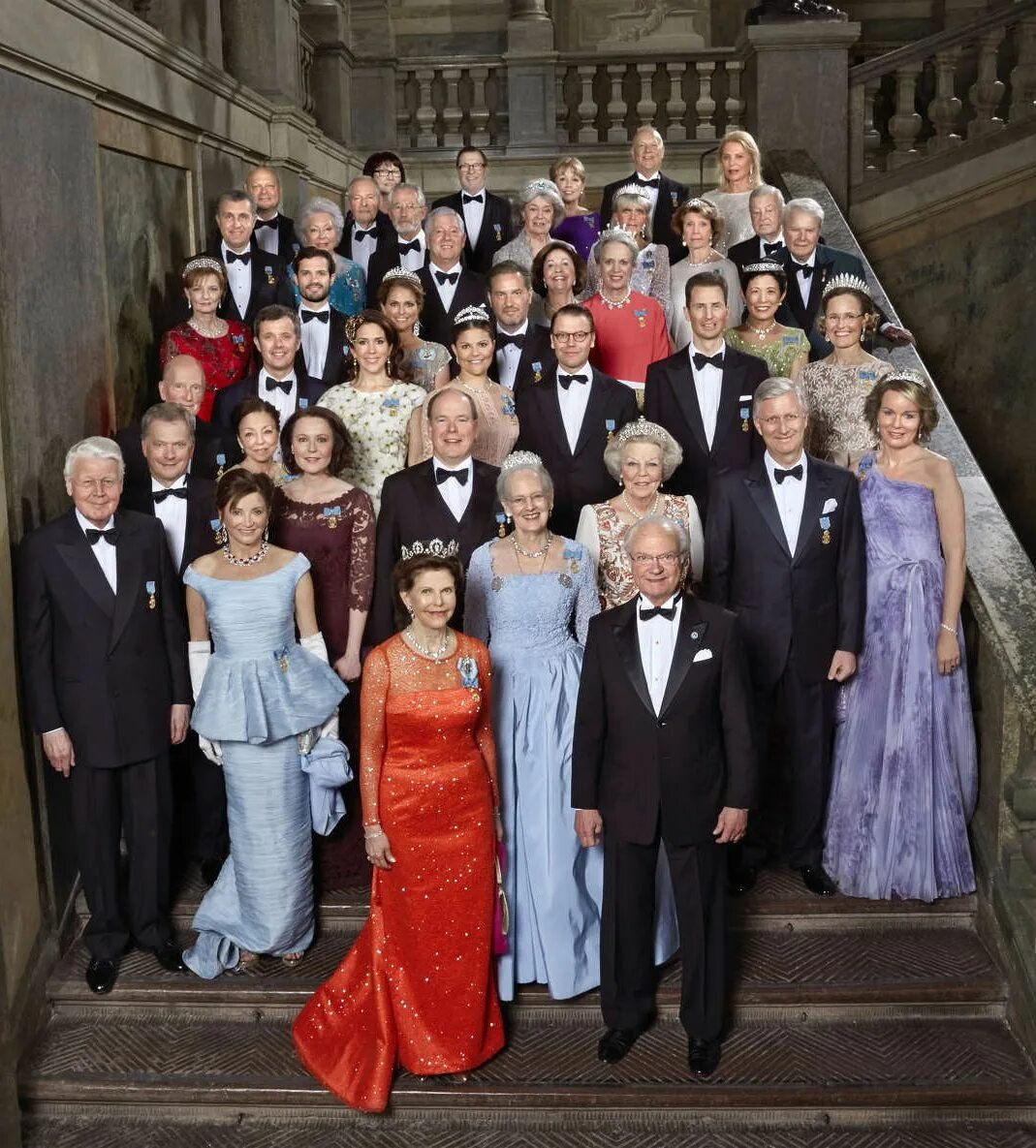 Платиновый юбилей елизаветы 2. Софи уэссекская и принцесса диана. Все королевы вместе. Уилл незваные гости 2005. 100 лет восшествия на престол великой герцогини шарлотты.