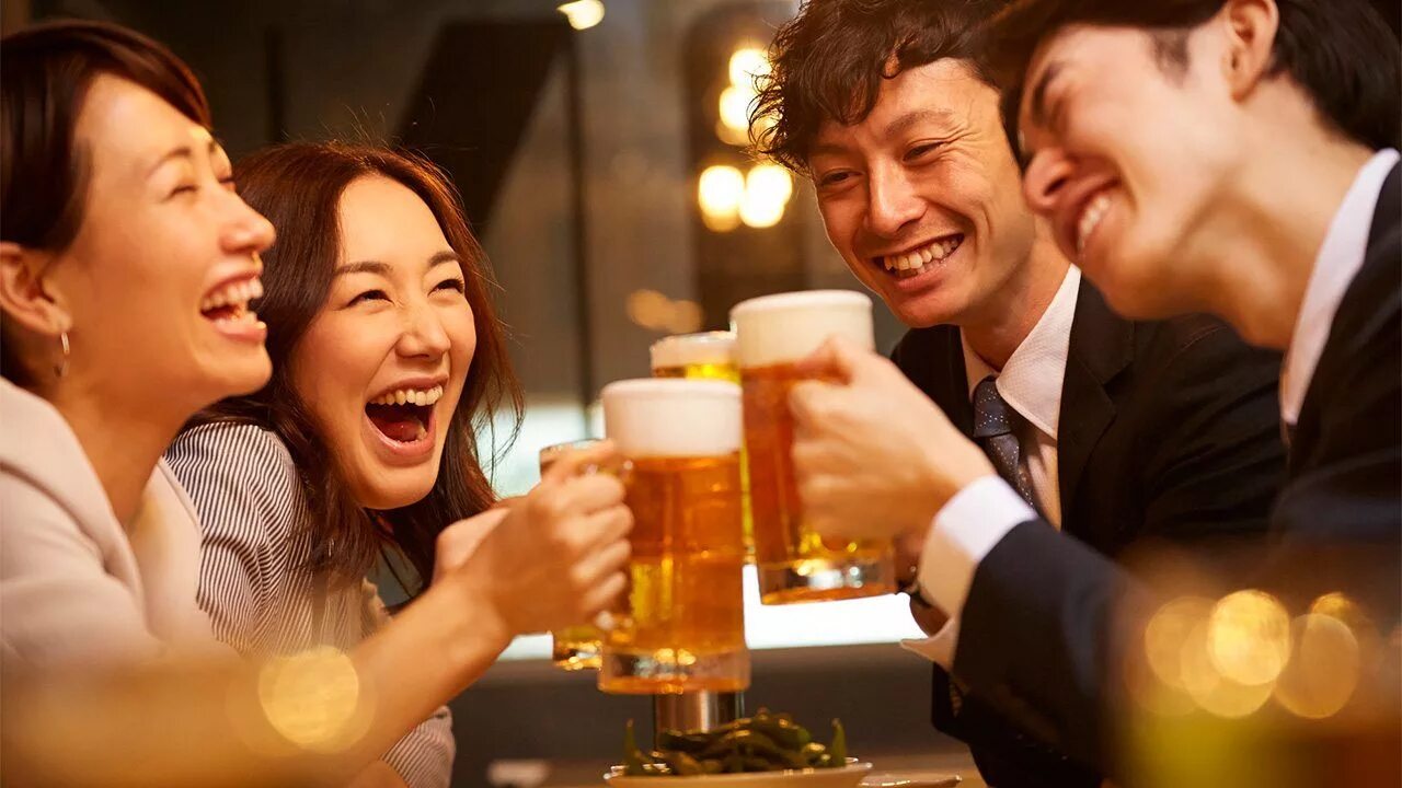 Drink japanese wife. Японцы в баре. Японцы выпивают. Корпоратив в Японии. Японцы пьют пиво.