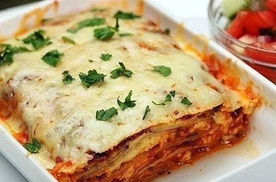 Запеканка с баклажанами и фаршем. Запеканка из баклажанов с помидорами и сыром в духовке. Греческая запеканка с баклажанами мусака. Запеканка с куриным филе и помидором. Рецепт запеканки с баклажанами.