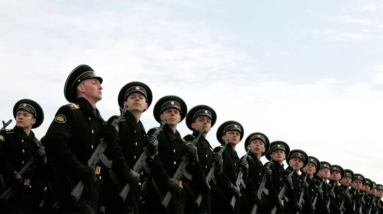 Строй солдат. Солдаты на параде. Военный Строй. Строй солдат на параде.