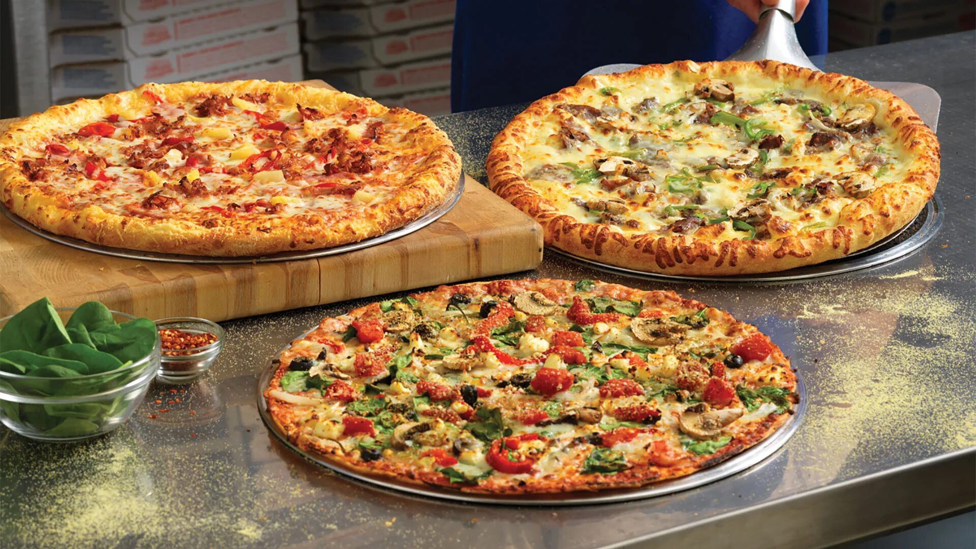Многие пиццерии предлагают. Итальянская кухня пицца. Пицца фирмы. Вкусная пицца. Много пиццы.