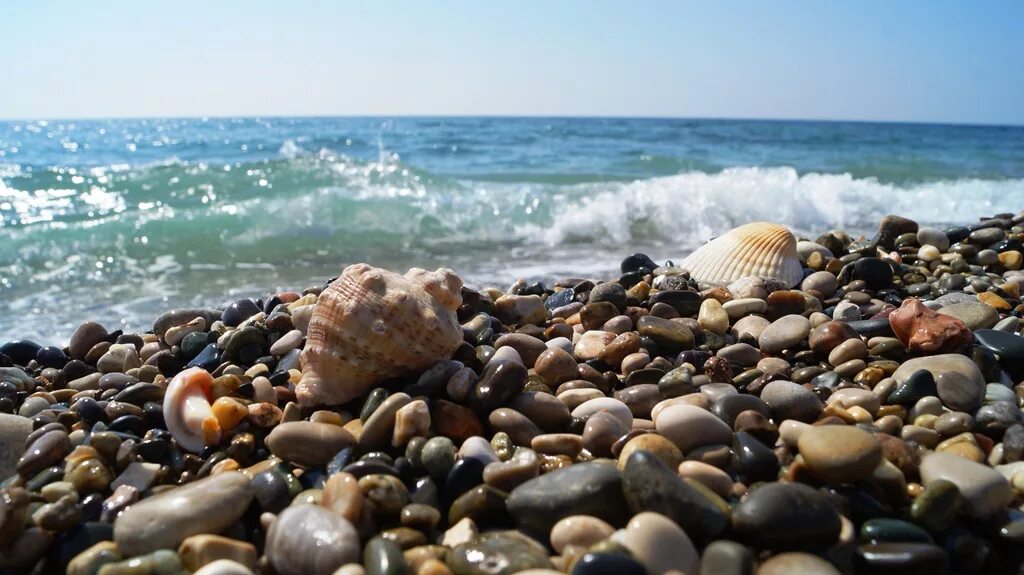 Почему закрыто море. Черное море Сочи. АК морской берег Лазаревское. Камни в Лазаревском на пляже. Абхазия пляж галька.