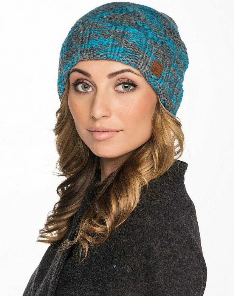 Шапочка одноразовая. Чем заменить шапку. Девушка в шарфе летом картинка. Шапка зимняя с помпонами. Поменять шапку.