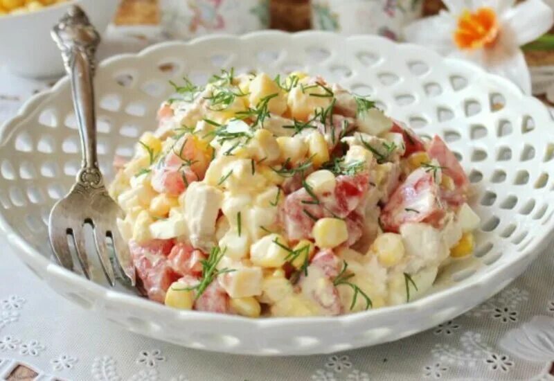 салат мимоза ингредиенты. картошка со сметаной. салат с кукурузой и помидорами. салат селедка с картошкой. салат из огурцов и яиц.