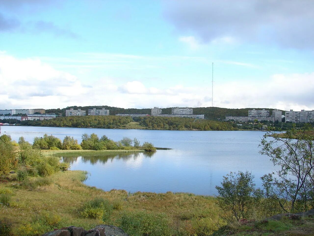 Озеро в мурманске. Озеро в мурманске. Семеновское озеро мурманск сейчас. Озеро в мурманске. Кафе на семеновском озере мурманск.