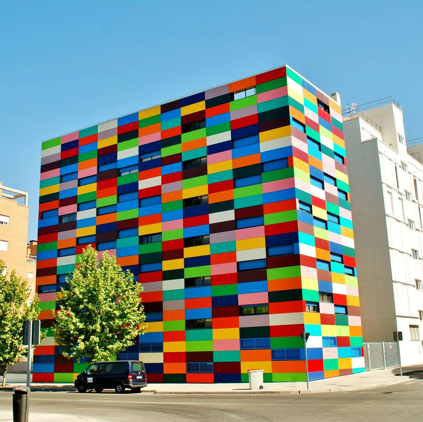 Купить фасад яркая жизнь. Тетрис Билдинг Мадрид. Разноцветный фасад. Цветные фасады зданий. Разноцветные архитектурные сооружения.