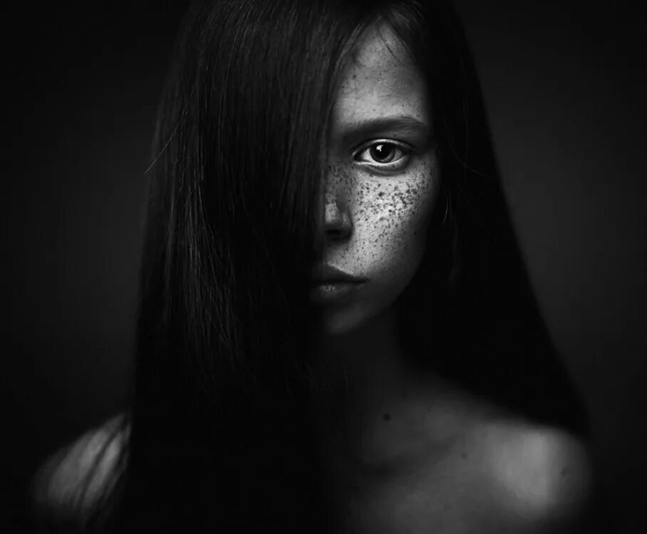 Фотография становится темной. Мрак чернота на душе. Небесное тело над рыбинском. Фото в темноте. Челябинск черно белый.