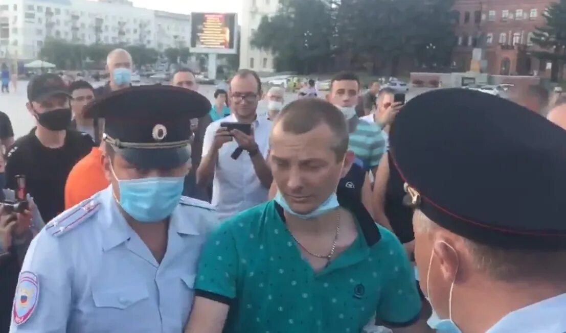 Губернатор митинги. Школьника задержали на митинге. Полиция арестовывает детей на митинге. Митинг Навального в Хабаровске.