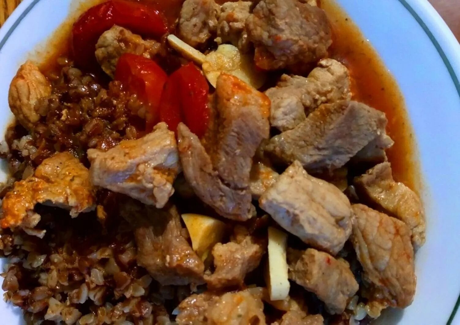 Гречка с овощами на сковороде с мясом. Гречка со свининой. гречка с мясом. свинина тушеная с гречкой. гречка со свининой на сковороде.