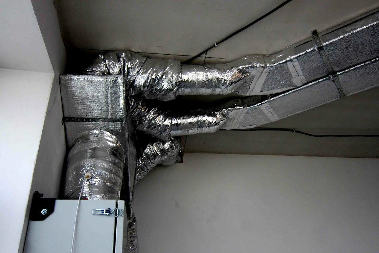 Поменять воздуховод. Дефлектор воздуховода рено дастер. Монтаж приточно-вытяжной вентиляции. Lacetti 2008 дефлектор воздуховода. Центральный воздуховод опель вектра c.