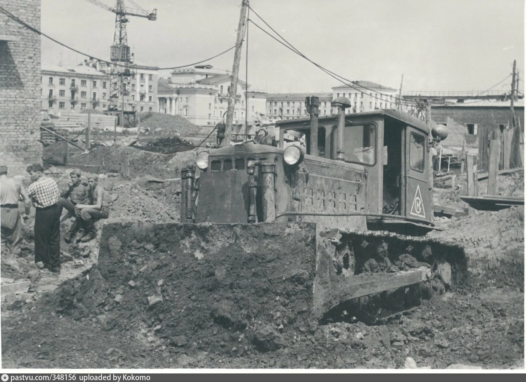 Красноярск 26 апреля. Советская стройка. Стройка после войны. Старинная стройка. Горнодобывающие советские постройки.