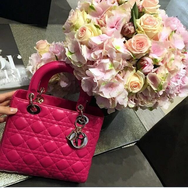 Сумочка с цветами. Сумка с цветочным принтом. Сумка биркин. Сумка диор красная. Сумочка с цветами.