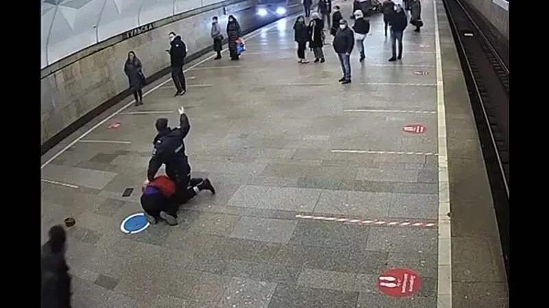 В москве избили таджиков. Мигрант напал на полицейского. Полиция избивает мигранта. Нападение на девушку в метро.