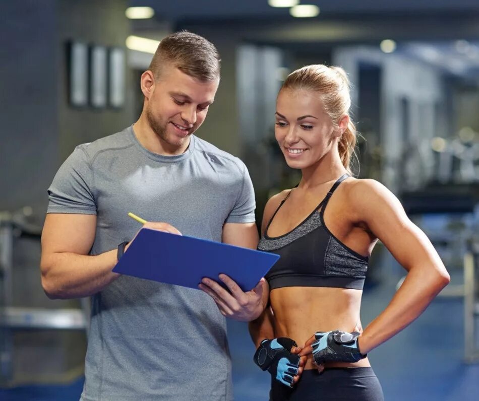 Тренер в зале. Тренер в спортзале. Фитнес инструктор. Фитнес тренер девушка. Тренер в зале.