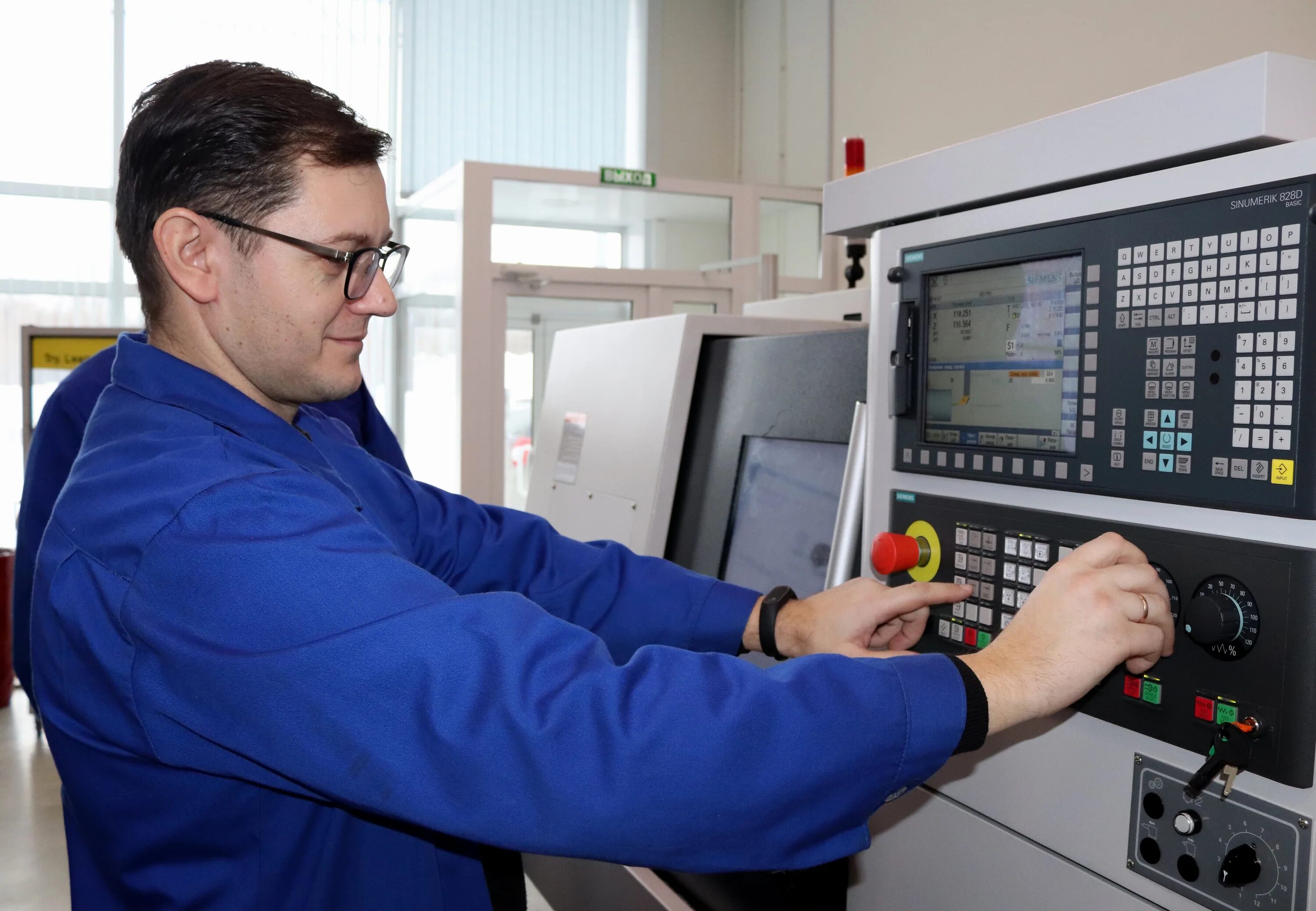 Курсы оператора чпу в спб. Чпу sinumerik 828d. чпу siemens sinumerik 828d. sinumerik 840d sl. токарный станок cnc sinumerik.