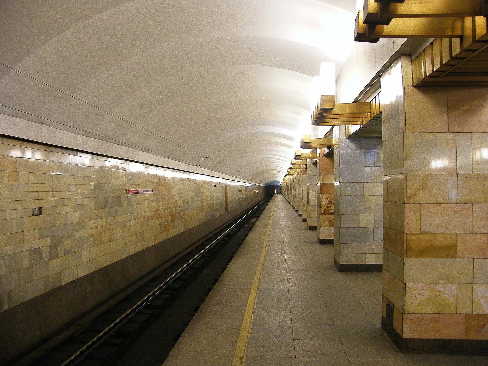 Спб гражданский. Станция метро Гражданский проспект Санкт-Петербург. Станция метро Гражданский проспект. Гражданский проспект метрополитена. Станция метро Гражданский проспект СПБ.