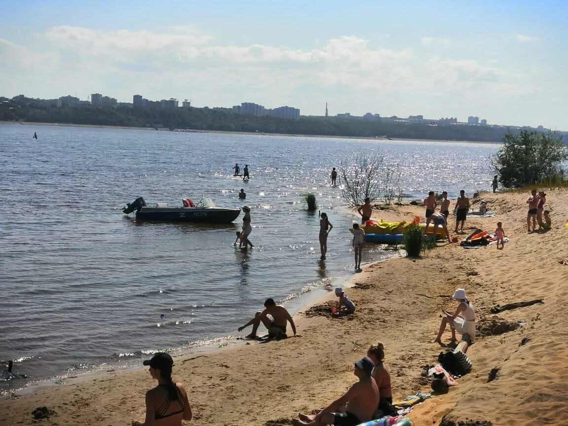 Левобережный пляж Чебоксары. Пляж на левом берегу Чебоксары. Купания на берегу реке Великая. Чебоксары пляж фото. Берег для купания