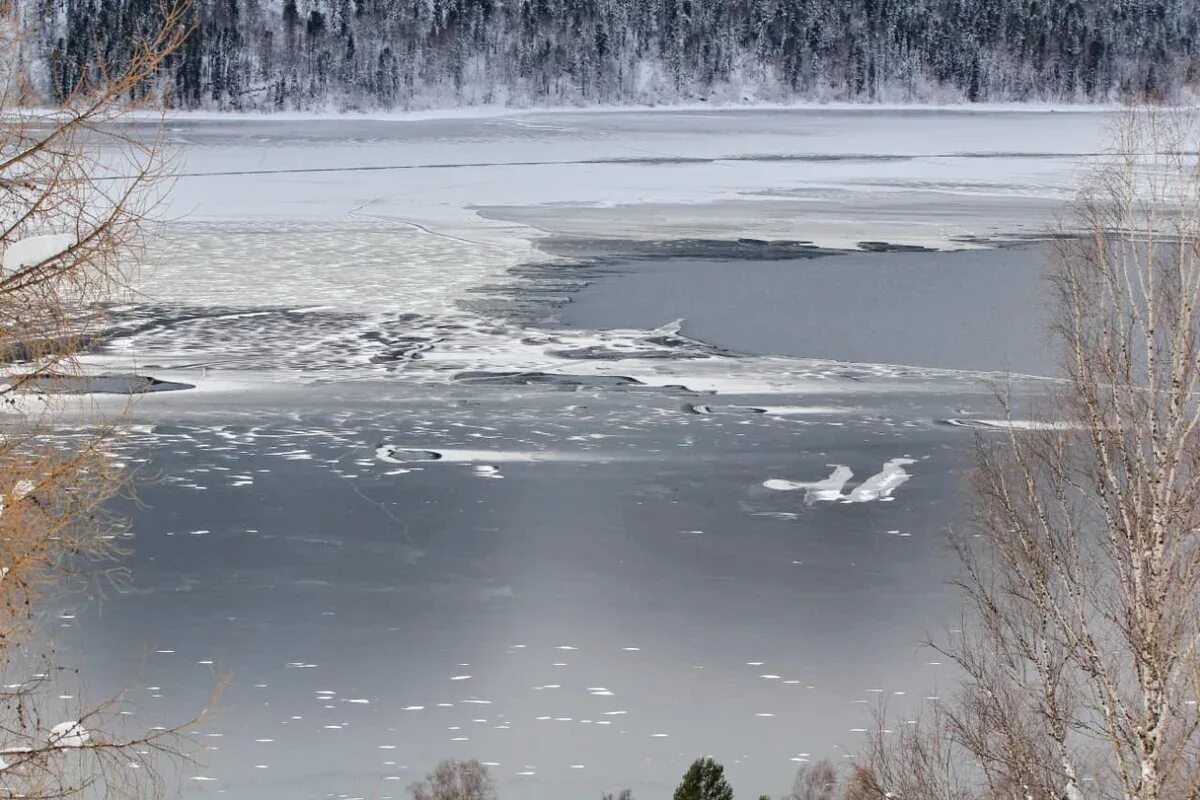 Озеро Байкал ледостав. Лед на реке. Тонкий лёд на реке. Ледостав на реке. Таяние льда на водоемах