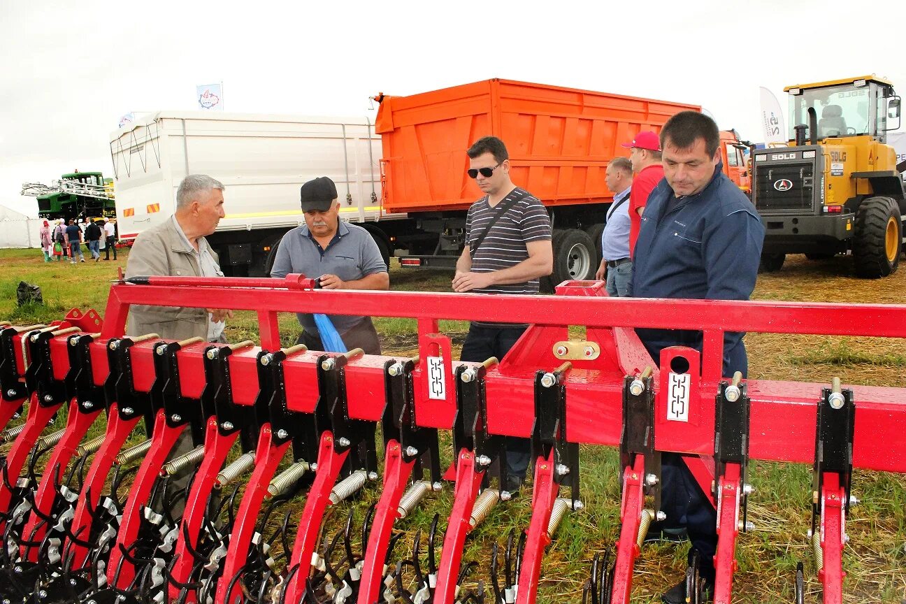 выставка демонстрация. выставка демонстрация. зерноградский завод производства сельхоз орудия. день поля 2023. поле для планов на день.