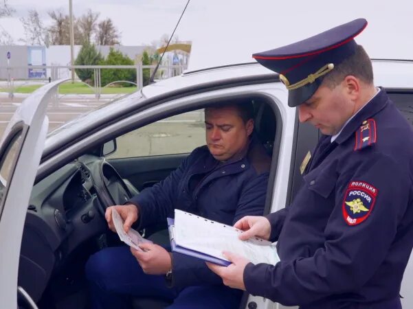 Инспектор дпс. Сдача на права гибдд валят. Инспектор гибдд принимает экзамен. Гиашник. Пьяный водитель.