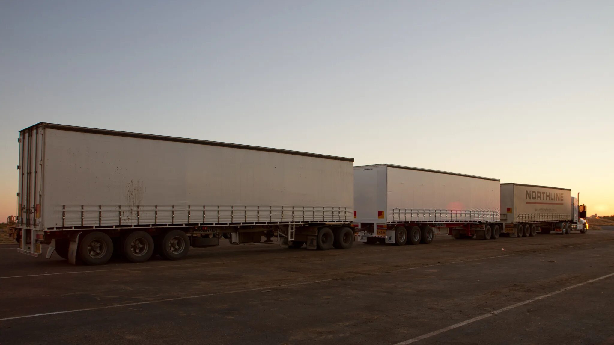 Автопоезд. Двойной трал. Дабл дэк полуприцеп. Сцепки прицепов ats. Колпаки на полуприцеп шмитц белые.