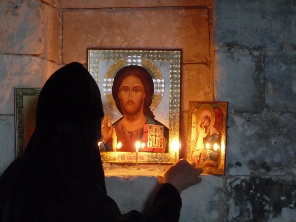Как молиться иконам в церкви