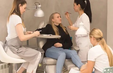 Педикюр и наращивание ресниц