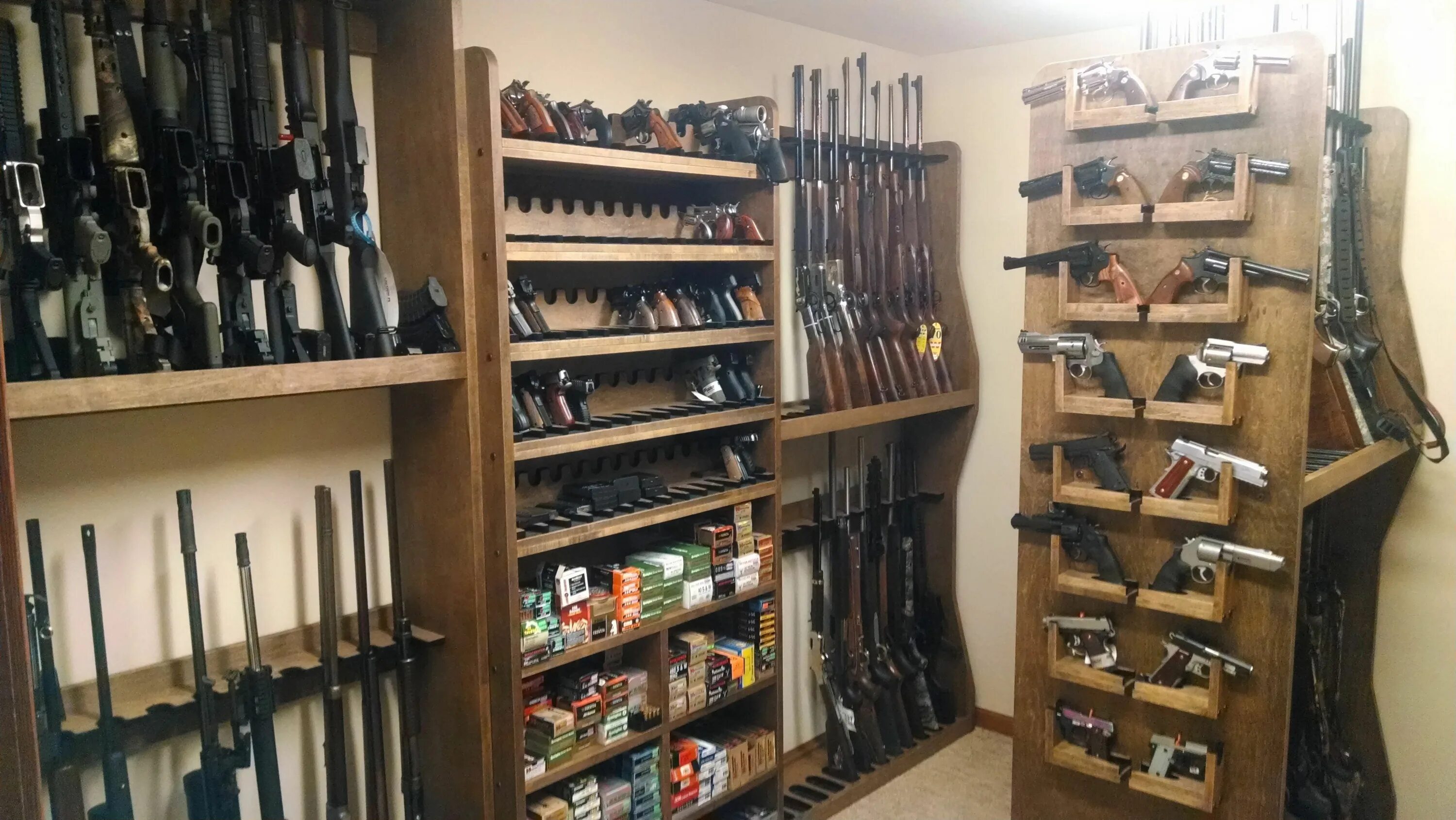 Купить оружие для хранения. Комната хранения оружия. Оружейная комната. Оружейный шкаф в армии. Армейская оружейка.