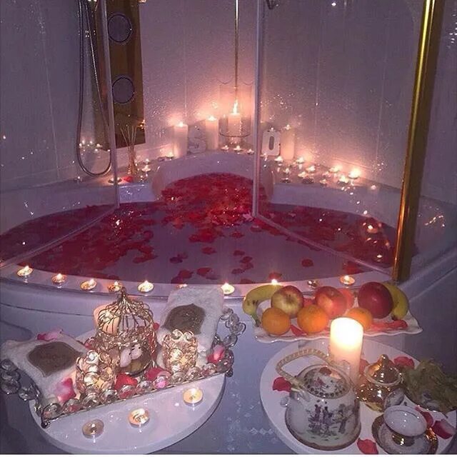 Сюрпризы для ванны. Романтический ужин в ванной. Романтический ужин в ванне. Романтический вечер в ванной. Ванная для романтического вечера.