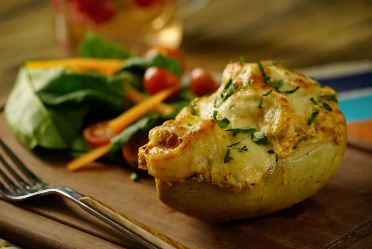 Батата махши. Запеченный фаршированный картофель. Картофель фаршированный сыром. Картофель запеченный с сыром.