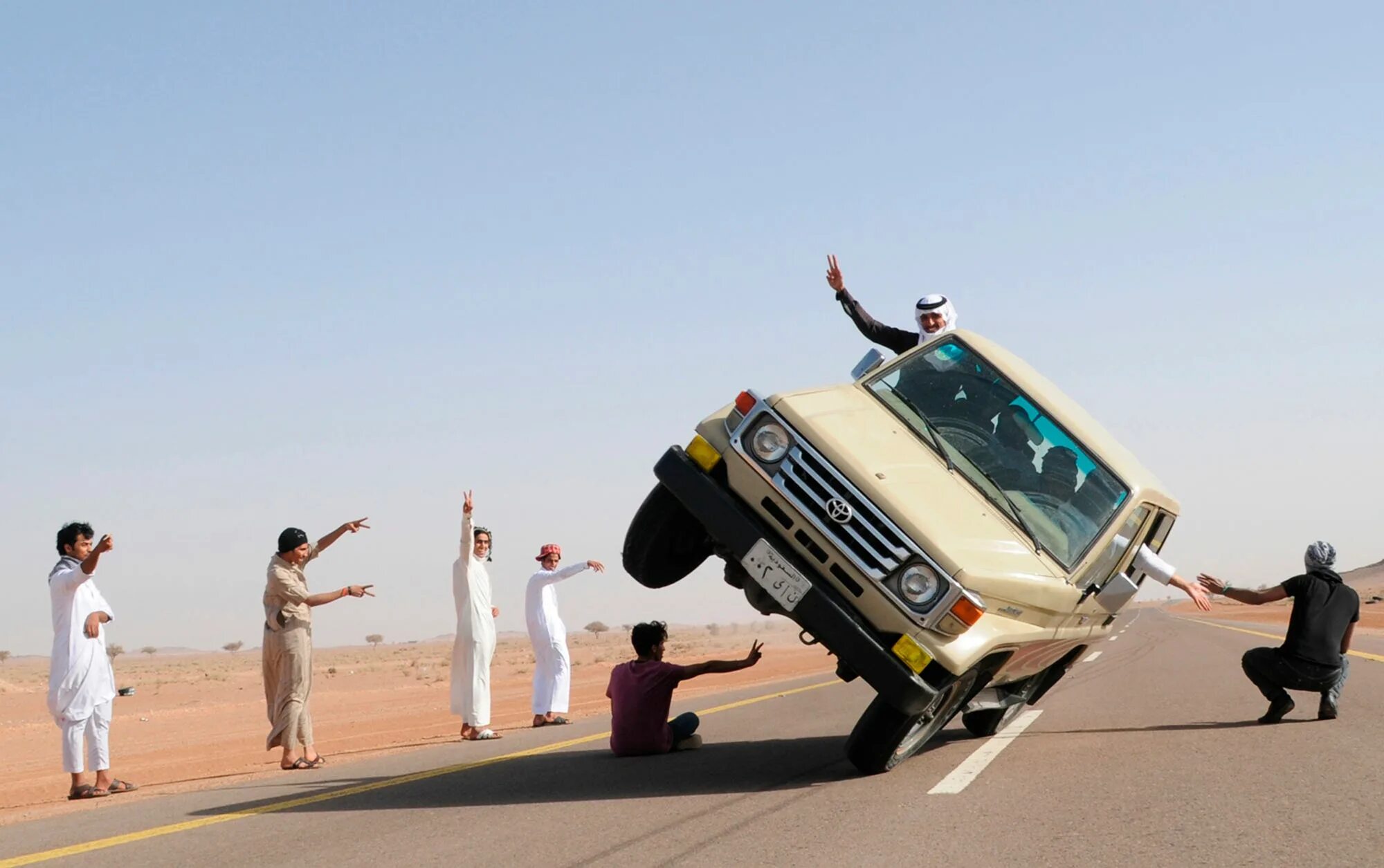 Арабы на машинах на двух колесах. Саудовская Аравия машины. Арабы на тачках. Арабы на джипах. Саудовская аравия дороги