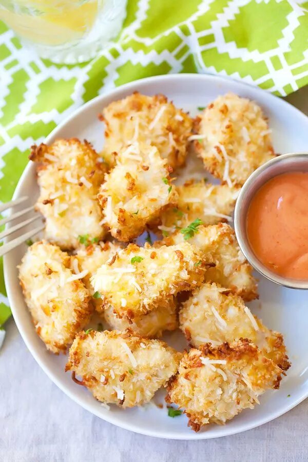 Наггетсы из куриного филе с сыром. Наггетсы куриные с сыром. грудка в сухарях с сыром. наггетсы с панировочными сухарями. наггетсы из куриной грудки.
